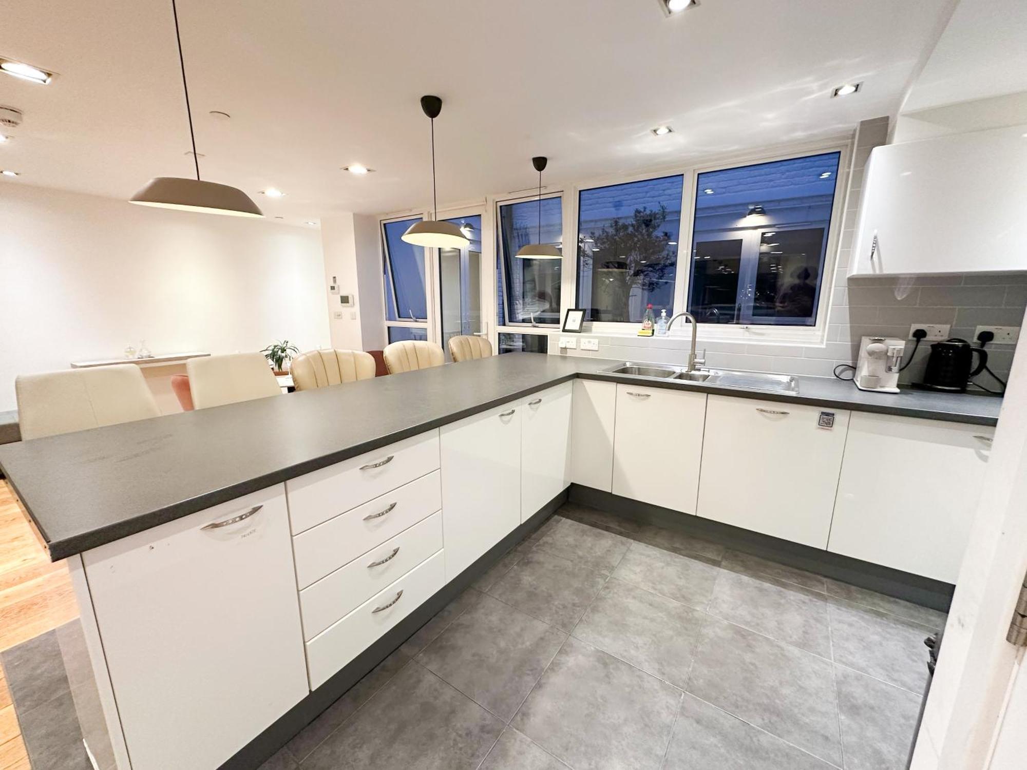 Chic 3 Bedroom Flat With Private Terrace In Holloway Near Finsbury Park London Exterior foto